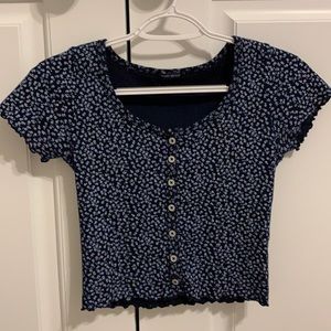 This is a zelly floral short sleeve in great condition.